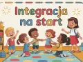 Radosne dzieci klas 1-3 bawią się w kółeczku, tworząc wspaniałe zabawy integracyjne na start.