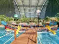 Kolorowy statek z żółtymi zjeżdżalniami w tropikalnym basenie. Idealne miejsce na wakacje, sprawdź bilety na tropical islands!
