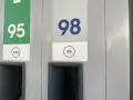 Na dystrybutorze paliwa widnieją oznaczenia: 95 E10 i 98 E5. Czy 95 to benzyna? Tak, to benzyna.