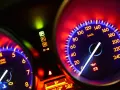Kontrolki Citroen C3 II: opis deski rozdzielczej. Widoczne kontrolki P, R, N, D-M, obrotomierz i prędkościomierz z podświetleniem.