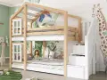 Lit superposé en bois avec un design de maison, décoré de motifs jungle et d'un perroquet. La hauteur du lit superposé est optimisée pour une chambre d'enfant.