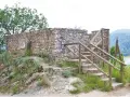 Mirador en la ruta Félix Rodríguez de la Fuente. Escaleras de piedra y madera suben a un muro de piedra.