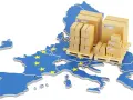 Paczki na paletach symbolizują pakiet mobilności zjazd na bazę w Europie.