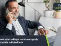 Uśmiechnięty mężczyzna rozmawia przez telefon, omawiając umowę spłaty długu. Logo CashFix i numer telefonu.