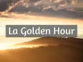 Rayons dorés traversant les nuages et les collines embrumées, un spectacle de la golden hour.