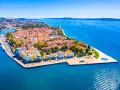 Zadar, perła Adriatyku, zachwyca widokiem na starówkę i błękitne morze. Czy warto tu przyjechać? Zdecydowanie tak!