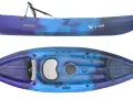 Zwei Ansichten eines blauen und violetten Vibe Skipjack 90 Kajaks, bereit für einen Sit-on-Top-Kajak-Test.