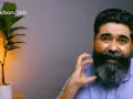 Hombre con una barba corta y cuadrada, peinada con estilo. A su lado, una planta y productos de cuidado personal.