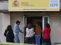 Personas esperan en la oficina de prestaciones del SEPE, donde se tramita lo que se considera renta para el SEPE.