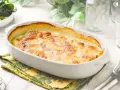 Graten de patatas cremoso y dorado, recién salido del horno, listo para ser disfrutado.