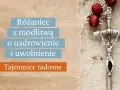 Różaniec z czerwonymi paciorkami i srebrnym krzyżem, z tekstem "Różaniec z modlitwą o uzdrowienie i uwolnienie. Tajemnice radosne".