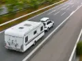 e-TOLL bus z przyczepą: Kiedy płacić? Oblicz DMC i uniknij kary!
