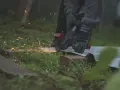 Ręce w rękawicach tną blachę trapezową szlifierką kątową, sypią się iskry. To pokazuje, czym ciąć blachę trapezową.