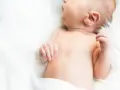 Delikatna skóra niemowlęcia, na której mogą pojawić się zmiany jak trądzik niemowlęcy czy skaza białkowa, wymaga troski.