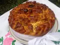 Obrzędowe ciasto weselne, bogato zdobione, z plecionkami i kwiatami z ciasta, na haftowanym obrusie.