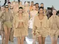 Sfilata di moda a Milano, Milano Fashion Week 2024: modelle con outfit in pizzo color sabbia, giacche leggere e shorts.