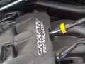 Silnik SKYACTIV TECHNOLOGY, prawdopodobnie najlepszy silnik benzynowy, z widocznymi przewodami i złączkami.