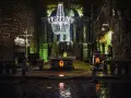 Wnętrze kaplicy w kopalni soli w Wieliczce, jednej z najpiękniejszych kopalnie do zwiedzania w Polsce. Kryształowy żyrandol, ołtarz i rzeźby z soli.