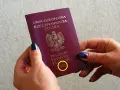 Jak odróżnić paszport biometryczny od zwykłego? Spójrz na symbol aparatu fotograficznego na okładce.