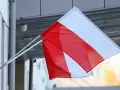 Flaga Polski powiewa na maszcie. Pamiętaj o ważnych datach, kiedy wywieszamy flagę.