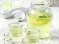 Erfrischendes Getränk mit Zitrone und Minze, perfekt für den Sommer. Waldmeister verwendung in Limonade ist eine köstliche Idee.