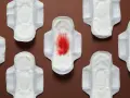 Skrzepy podczas miesiączki: Kiedy norma, a kiedy do lekarza?