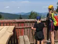 Dwie dziewczynki podziwiają malownicze widoki z tarasu. To idealne miejsce na odkrywanie widokowych szlaków blisko Krakowa.