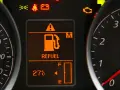 Na desce rozdzielczej świeci się kontrolka rezerwy paliwa. Nie widać, ile km na rezerwie benzyna pokazuje komputer.