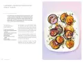 Gegrillte Auberginen-Ziegenkäse-Türmchen mit Honig und Thymian, ein köstliches vegetarisches Grillgut, serviert auf einer Platte.