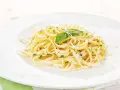 Ein Teller Spaghetti mit Kräutern und Parmesan, garniert mit Basilikum. Perfekt für einfache Spaghetti Rezepte.
