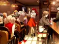 Los Phantom Thieves de Persona 5 Royal disfrutan de un momento de relax en una cafetería, compartiendo risas y bebidas.