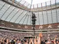 Roztanczony PGE Narodowy w Warszawie, tłumy ludzi na koncercie pod dachem stadionu.