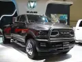 Ciemnoszary Dodge Ram 3500 z podwójnymi tylnymi kołami prezentuje się imponująco na wystawie.