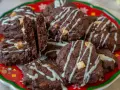 Saftige Triple Chocolate Cookies, perfekt für das nächste Weihnachtsfest. Dieses Rezept ist ein Traum für jeden Schokoladenliebhaber!