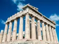 Le Parthénon, temple d'Athéna, se dresse majestueusement sous un ciel bleu éclatant, ses colonnes doriques témoignant de la grandeur de l'Acropole d'Athènes.