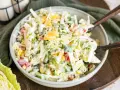Frischer Krautsalat mit Erbsen, Mais und Paprika, perfekt als salate zum vorbereiten am vortag.