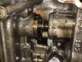 Widok wnętrza silnika 2.0 TDI. Widać fragment wałka i mechanizm, gdzie znajduje się czujnik ciśnienia oleju.