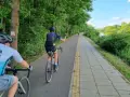 Rowerzyści na malowniczych trasach rowerowych w Warszawie, wzdłuż rzeki.