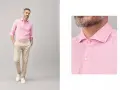 Uomo con camicia rosa e pantaloni beige, un look casual chic. Perfetto per abbinare camicia rosa uomo con stile.