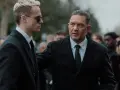 Tom Hardy i jego młodszy towarzysz w garniturach, część obsady "Strefy gangsterów", na pogrzebie.