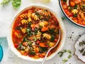 Aksamitna zupa minestrone z makaronem, fasolą i warzywami, posypana parmezanem. Idealna na chłodne dni.