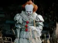 Przerażający klaun Pennywise, znany z horrorów Netflix, wychodzi z mroku.