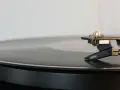 Agujas de tocadiscos sobre un vinilo. Ideal para descargar música libre de derechos gratis y crear tus propios ritmos.