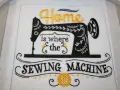 Tipografía para bordar: "Home is where the SEWING MACHINE is". Máquina de coser vintage bordada en negro y dorado.