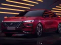 Czerwony Ford Mondeo MK6 z nowoczesnym designem, błyszczącym grillem i ostrymi światłami LED, prezentowany na tle pomarańczowych świateł.