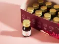 Pudełko z ampułkami kolagenu rybiego. Zastanawiasz się, jaki kolagen wybrać na zmarszczki? Ten produkt zawiera kolagen rybi VERISOL, witaminę C i ekstrakt z zielonej herbaty.