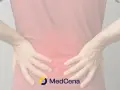 Osoba z bólem w dolnej części pleców, symbolizującym, jak długo trwa rwa kulszowa. Logo MedCena.
