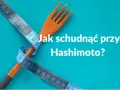 Miarka krawiecka owinięta wokół drewnianego widelca, z napisem "Jak schudnąć przy Hashimoto?". Kluczowe jest, co jeść przy Hashimoto żeby schudnąć.