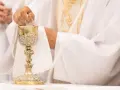 Kto przyjmuje komunie na sposób wiatyku w sytuacji zagrożenia życia?