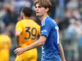 Joven futbolista Nico Paz, con el dorsal 10 en su camiseta azul, mira atentamente el partido.